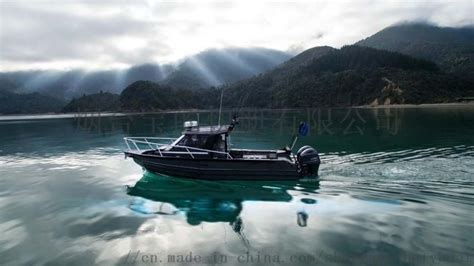 在泰国湖边钓鱼的渔夫船上的渔高清图片下载-正版图片502641348-摄图网