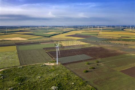 田地和风力涡轮机场空中视图回转风景优美水平的高清图片下载-正版图片307881636-摄图网