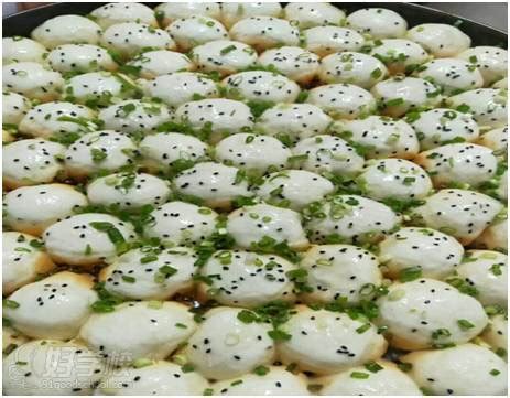 盐城鸡蛋饼，是盐城特色小吃中的新锐，也就是最近十来年的历史，但经过盐城早餐大妈们的改良，结合盐城人的口味，已形成盐城独有的特色。
