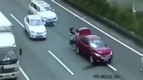 一家三口作死横穿高速路，车祸瞬间发生，监控拍下全程_腾讯视频