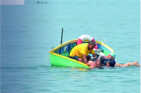 青岛一位78岁老太游泳时突遇险 众人合力将其救上岸-半岛网