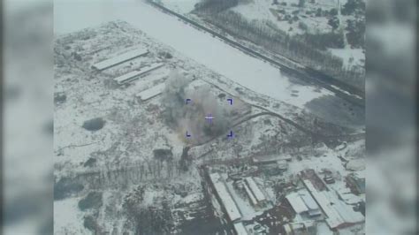俄国防部公布视频：高超音速导弹摧毁乌军弹药库_凤凰网视频_凤凰网