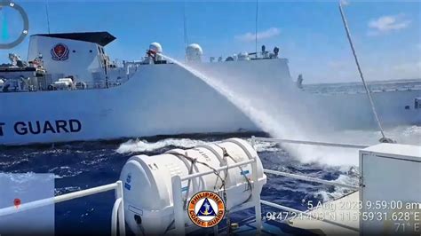 菲律宾船只擅闯仁爱礁，被中国海警拦截，两船最近仅距36米_凤凰网视频_凤凰网