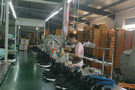 鞋厂的传送带，有鞋和鞋底。高清摄影大图-千库网