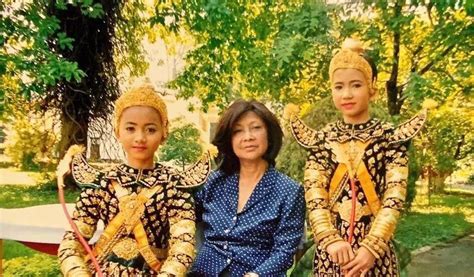 柬埔寨国王谈19次恋爱结6次婚,为莫尼列放弃后宫,只爱她一人|柬埔寨|西哈努克|莫尼列_新浪新闻