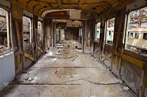 旧老古的被遗弃的泥马大篷车和残缺的扶手椅高清图片下载-正版图片505058570-摄图网