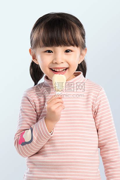 可爱的小女孩正在吃零食高清图片下载-正版图片507621296-摄图网