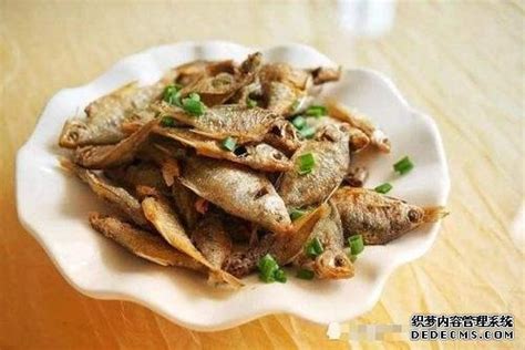 油炸小河鱼，香辣爽口，吃着骨头都是脆脆额-中国健康