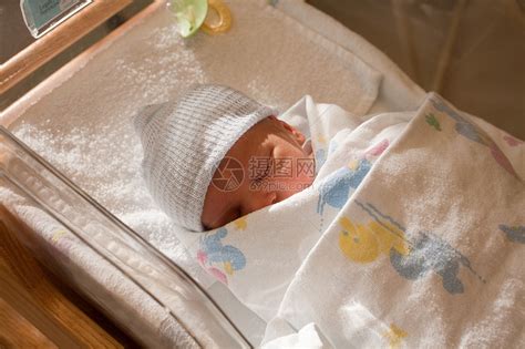 医院婴儿床中的新生男婴高清图片下载-正版图片501486323-摄图网