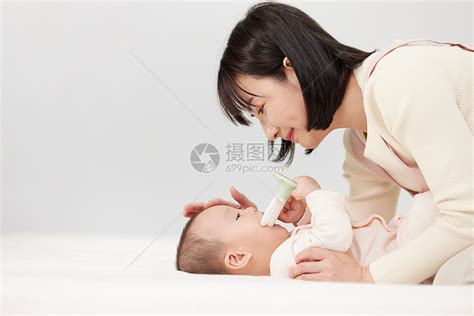 月嫂与婴儿宝宝温馨互动高清图片下载-正版图片501728690-摄图网