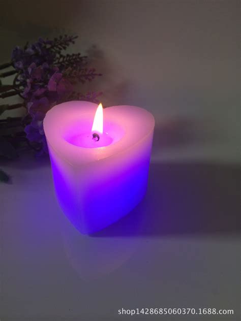 灰色的桌子上，燃着的蜡烛，带着木芯照片摄影图片_ID:395557215-Veer图库