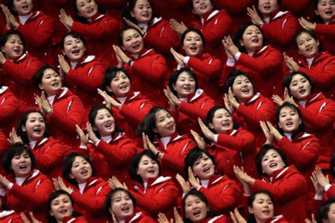 朝鲜啦啦队现身冬奥引来轰动 场外魔性打CALL