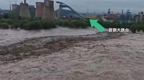 北京暴雨中被洪水冲走的数辆汽车视频 _网络排行榜