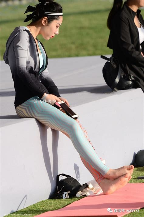 街拍：瑜伽小姐姐草坪健身，这颜色的瑜伽裤不多见呢__凤凰网
