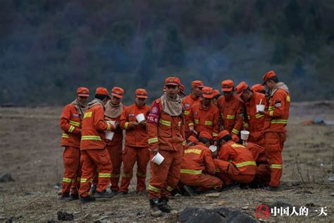 凉山森林大火仍未扑灭，消防人员通过火烧痕迹寻起火源|消防员|消防人员|森林大火_新浪新闻