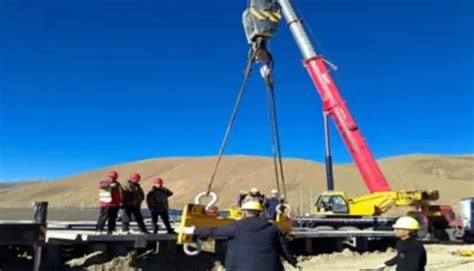 西藏昌都天晶光伏项目首台储能电池舱完成吊装 - 能源界