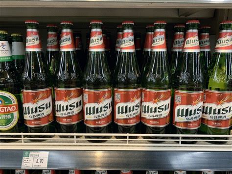 乌苏啤酒 超市 货架-罐头图库