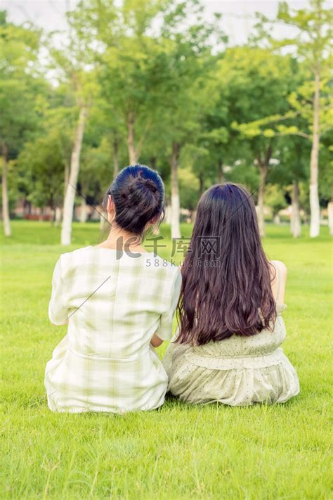 闺蜜并排坐着的特写友情公园草地夏天高清摄影大图-千库网