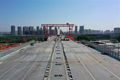 郑州彩虹桥工程启动钢箱梁架设施工-大河新闻