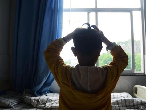 哈尔滨5岁幼女遭邻居抱走性侵 犯罪嫌疑人被批捕(含视频)_手机新浪网