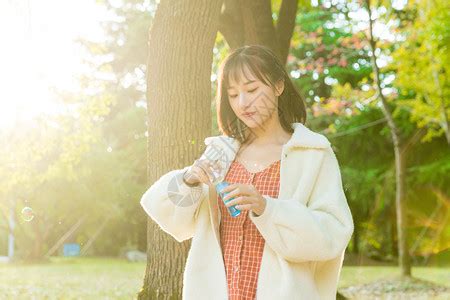 甜美女生户外拍照头像