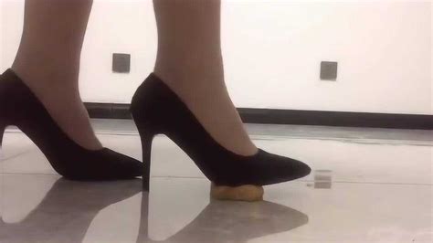 穿黑色高跟鞋踩奥利奥，蛋糕，小姐姐这双高跟鞋真是万物皆可踩啊！_腾讯视频