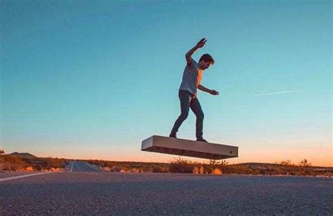 挑战飞行滑板横跨英吉利海峡失败的法国发明家进行第二次挑战：取得成功-新闻资讯-高贝娱乐