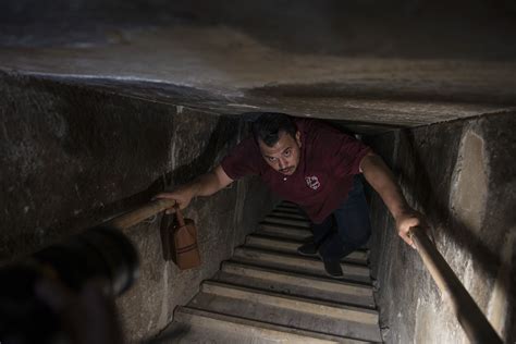 埃及4500年历史的弯曲金字塔内部墓室向游客开放