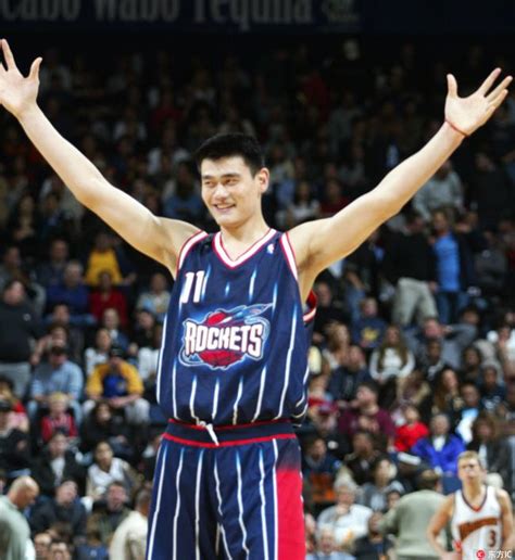 姚明第一场NBA比赛有多轰动？场下全是华人，上场就来了个盖帽_腾讯视频