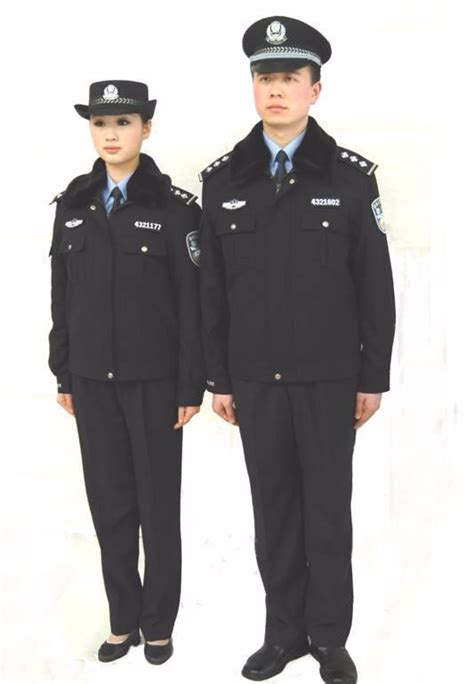 香港警察的制服，70年代，短裤和长筒靴，为何成为了标配？|香港|英国_新浪新闻