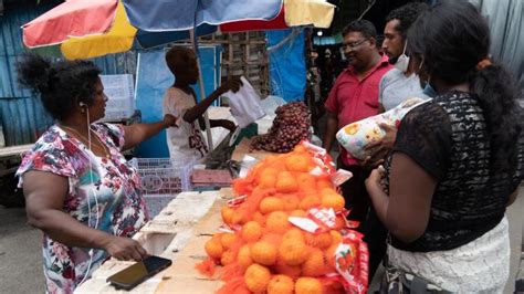 封面独家 | 斯里兰卡宣布破产 当地民众：物价飞涨，6旬老人排队5天加油心脏骤停去世|斯里兰卡|人民币_新浪新闻