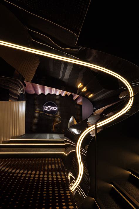 墨尔本Bond酒吧夜总会-建筑和音乐共存的空间设计，文艺复兴时期建筑师莱昂・巴蒂斯塔・阿尔贝蒂风格。圆滑的线条和弧度的设计模仿搏动的音乐律动，相当奢华