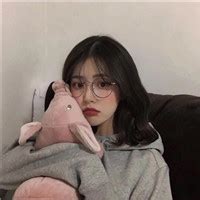 甜美女生头像戴眼镜