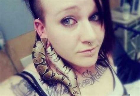 美国女子在熟睡中被蛇钻进耳洞，耳朵上吊着蛇去找医生|耳朵|医生|女子_新浪新闻