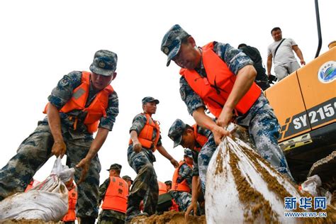 【图集】抗洪一线：志愿者、解放军、救援队驰援河南|界面新闻 · 影像