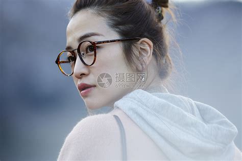 戴眼镜的甜美女生头像