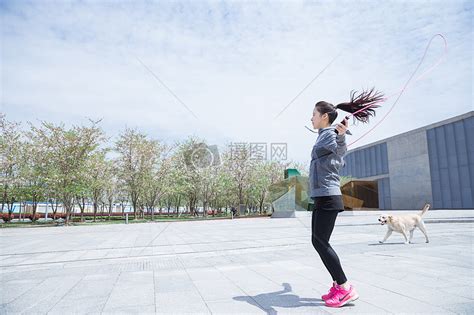 大气户外运动女孩跳绳高清图片下载-正版图片500352809-摄图网