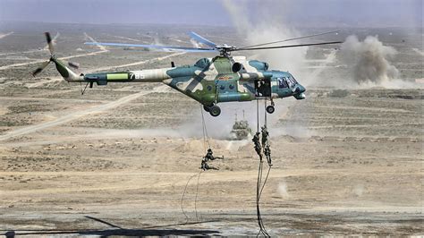 高清：我陆航首批武装直升机女飞行员亮相 驾武直-10--军事--人民网