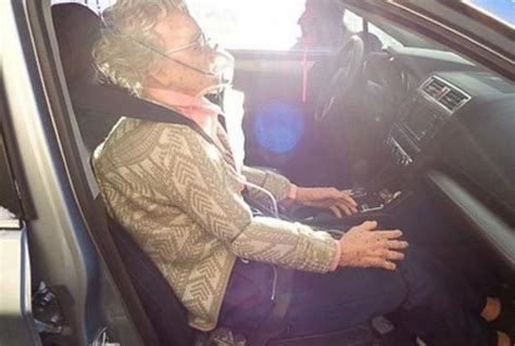 “老人”被困车内情况危急，路人砸开窗后笑了_凤凰网汽车_凤凰网