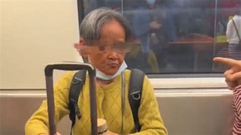 地铁一老人为了让他人给自己让座，向座位洒水威胁，被众人指责|地铁|让座|指责_新浪新闻