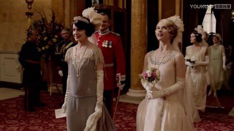 中的皇家夏洛特宫廷舞会，英国贵族女孩的成人礼_新浪新闻