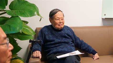 95岁杨振宁玩直播谈中美教育_手机新浪网