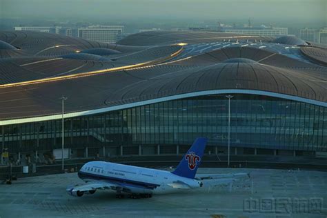 大兴机场启用E指廊保障国内航班|南航|大兴机场|旅客_新浪新闻