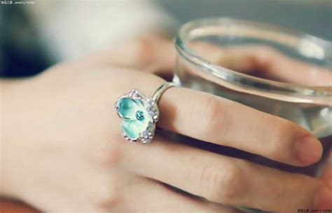食指戴戒指是什么意思 食指戴戒指代表什么|腕表之家-珠宝