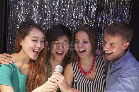 四个朋友在卡拉OK一起唱歌高清图片下载-正版图片321725368-摄图网