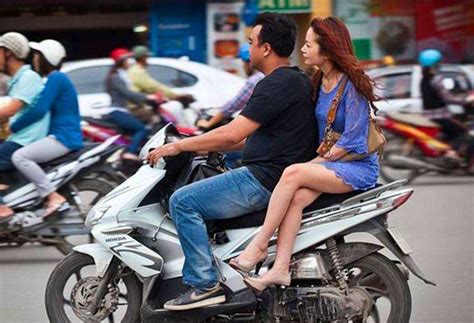 坐摩托车时，为什么有些女生要侧坐而不跨腿坐？骑士道出了缘由_凤凰网汽车_凤凰网