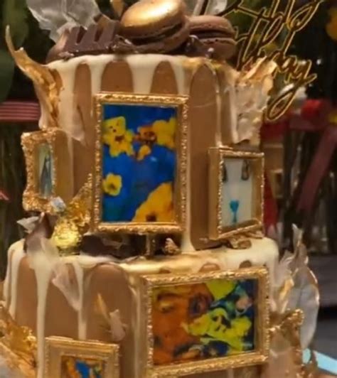 任达华66岁生日,他老婆琦琦连续两天给他庆生,两个生日蛋糕好大