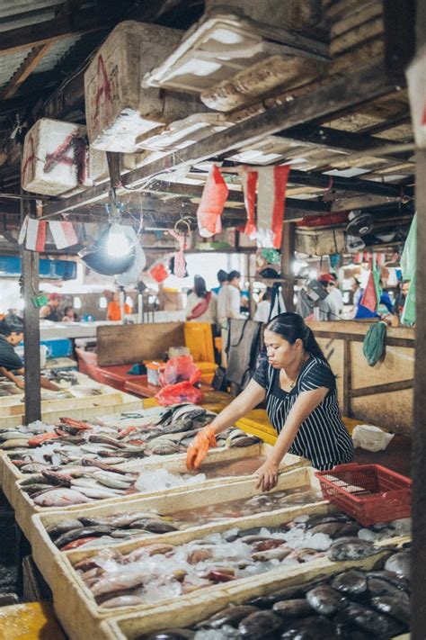 东北商贩零下30多度在市场上卖鱼 现场神奇一幕瞬间走红（图）_奇象网