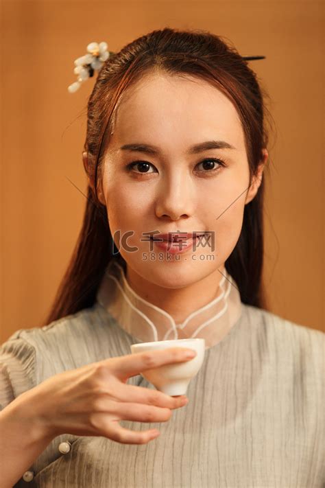 青年女人喝茶高清摄影大图-千库网