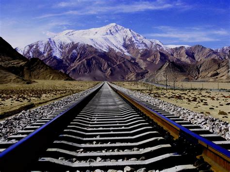 First cross-river bridge on Lhasa-Nyingchi section of Sichuan-Tibet Railway starts track laying ...